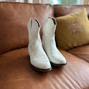 Dream Pairs Embroidered White Boots